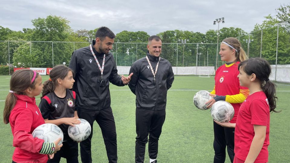 "Червените" организират прием на момичета и девойки в школата