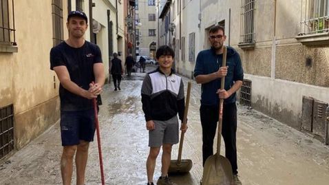 Юки Цунода се включи в почистването след наводненията в Италия