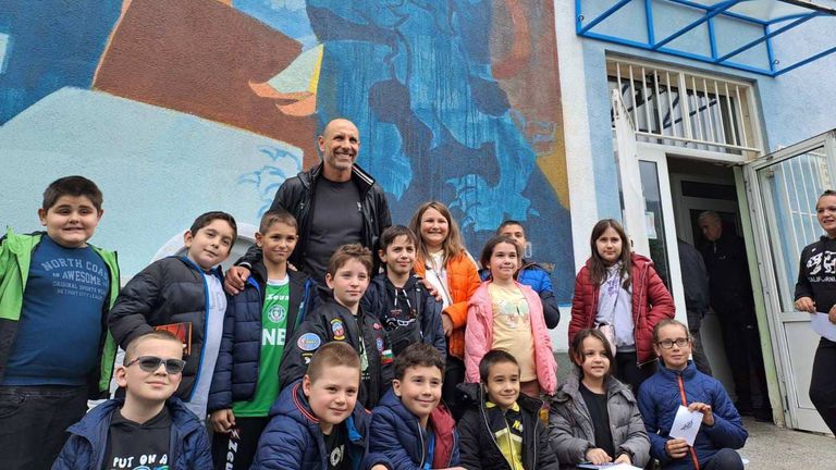 Мартин Петров зарадва децата в родното си основно училище Васил