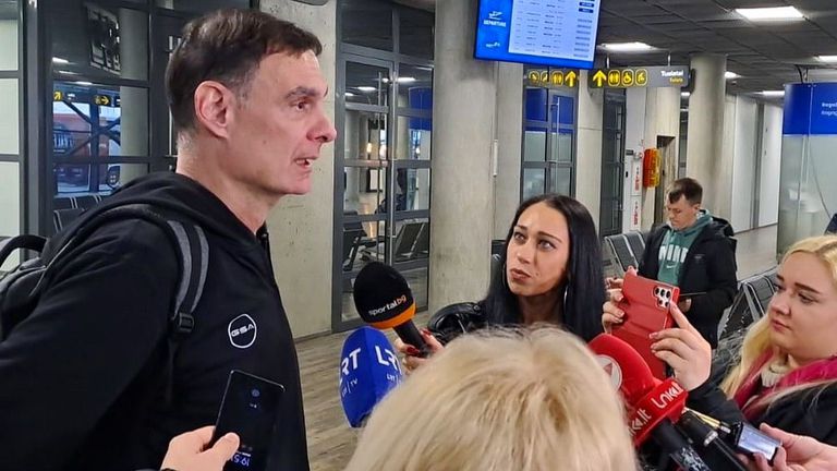 Още с пристигането на летището в Каунас треньорът на Олимпиакос
