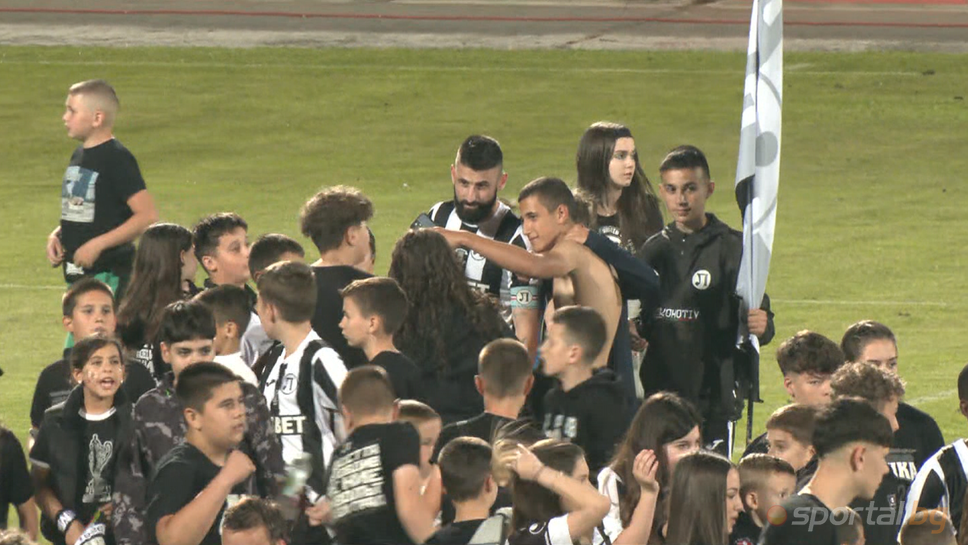 Играчите на Локо (Пловдив) се снимаха със свои малки фенове след мача срещу Левски