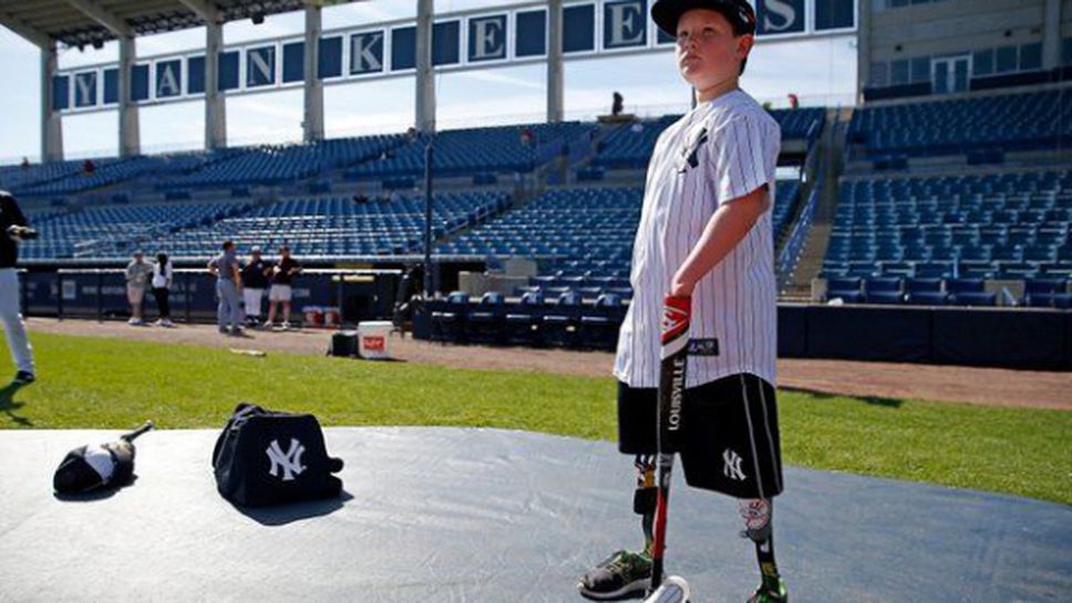 10-годишно момче с увредени крайници подписа с Янкис (видео)