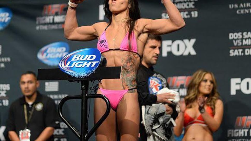 Вижте как претендентка за златото на UFC ступва в клетката неопитни мъже