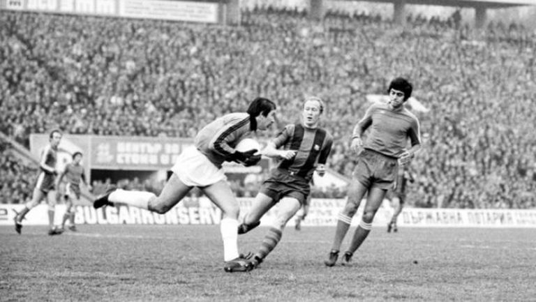 Преди 40 години Левски вкара пет на Барселона пред 70 000 (видео)