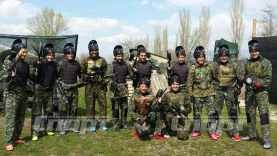 Македонците тренират с пушки за България, мислят се за световна сила, а нас - за слабаци