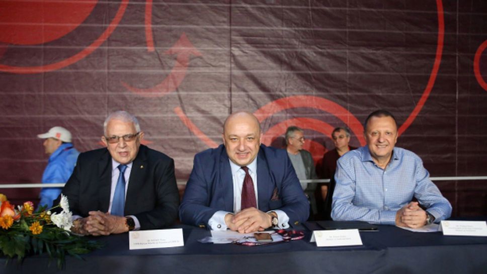 Красен Кралев връчи почетния знак на ММС "Венец на победителя" на Георги Мърков