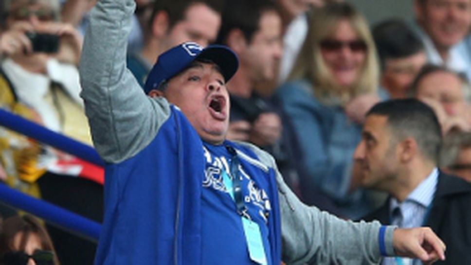 Марадона се забавлява на ръгби мач