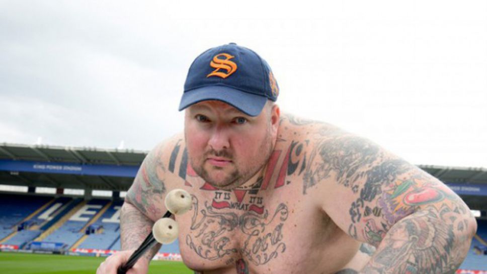 Гигант със 150 татуировки надъхва Лестър с тъпан
