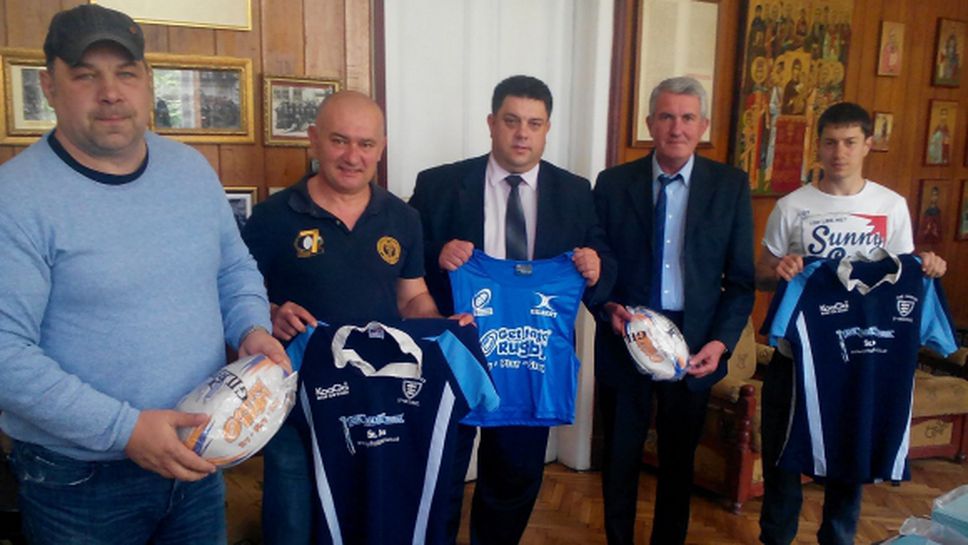 Ръгби федерацията подари екипи и прати треньор на младите духовници от Семинарията