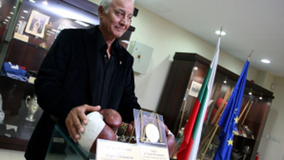 Георги Костадинов дари ръкавиците и златния си олимпийски медал на музея на спорта