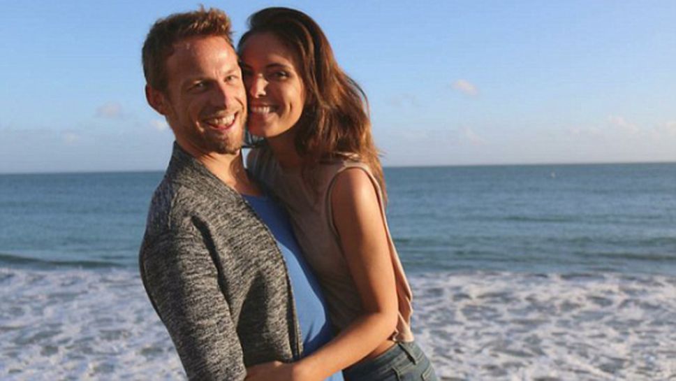 Гаджето на Бътън блести по бански