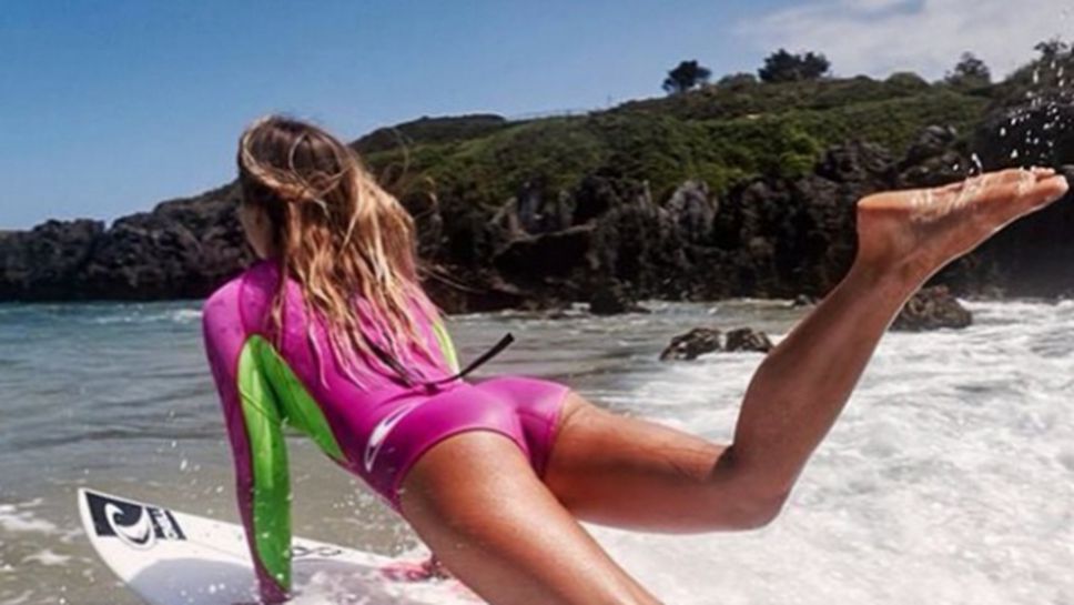 Испанска сърфистка поразява с красотата на тялото си