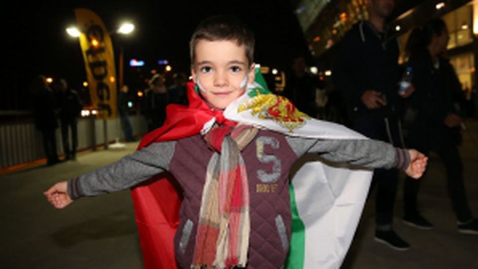 Феновете вече са обсадили "Арена Армеец"