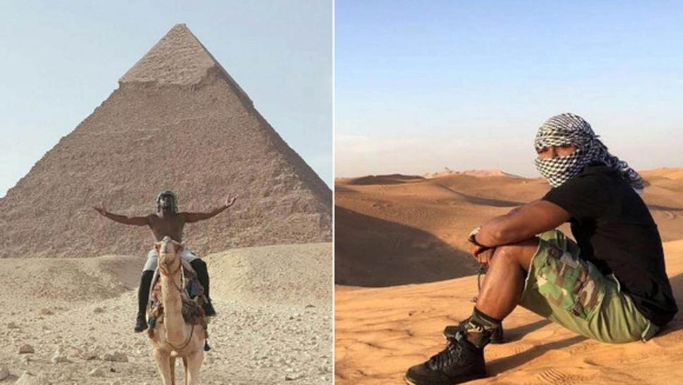 Флойд Мейуедър язди камила край пирамидите
