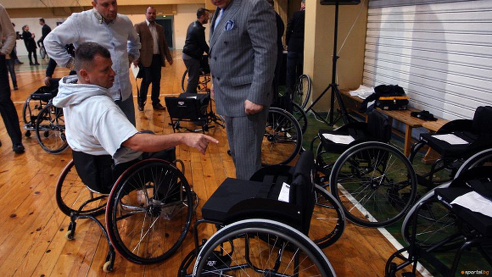 Министър Кралев връчи инвалидни колички за баскетбол на спортисти в неравностойно положение (видео + галерия)