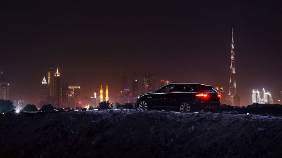 Jaguar представя за първи път в света зрелищно шоу в Дубай при лансирането на F-PACE