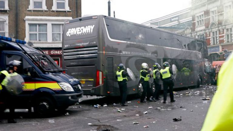 Уест Хам наказва доживотно феновете, атакували автобуса на Манчестър Юнайтед