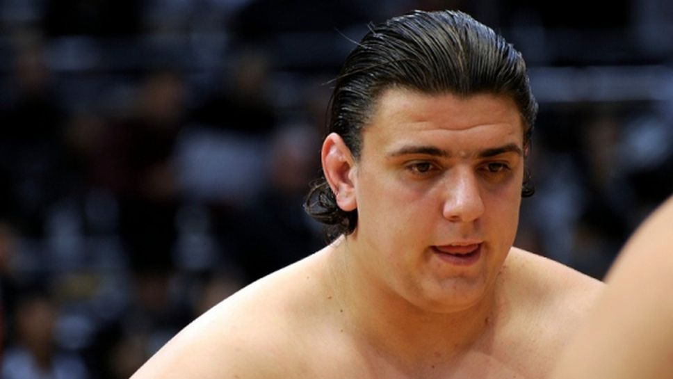 Аояма допусна ново поражение на турнира по сумо в Токио