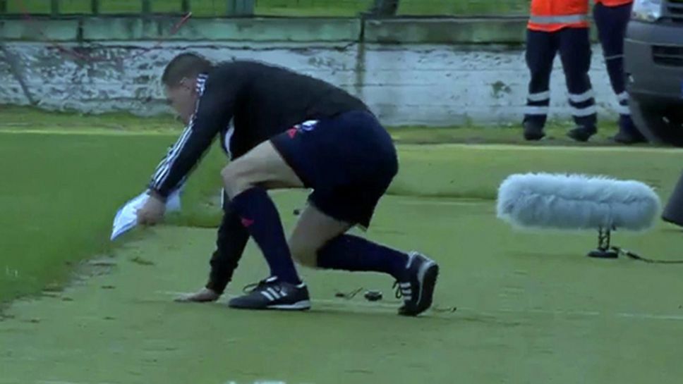 Пиян съдия се клатушка по време на мач (видео)