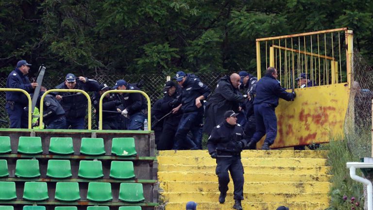 Ексцесии в Благоевград - фенове на Левски гонят полицаи, органите на реда бягат (видео)