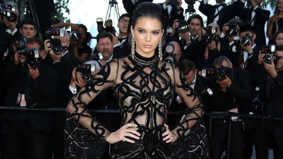 Кендъл Дженър впечатлява с прозрачна рокля