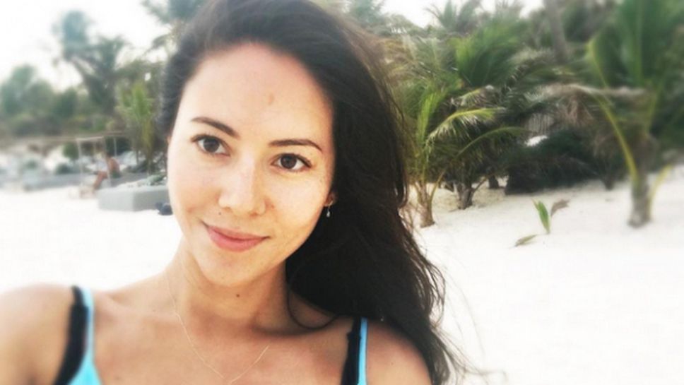 Бившата на Бътън пръска сексапил край басейна