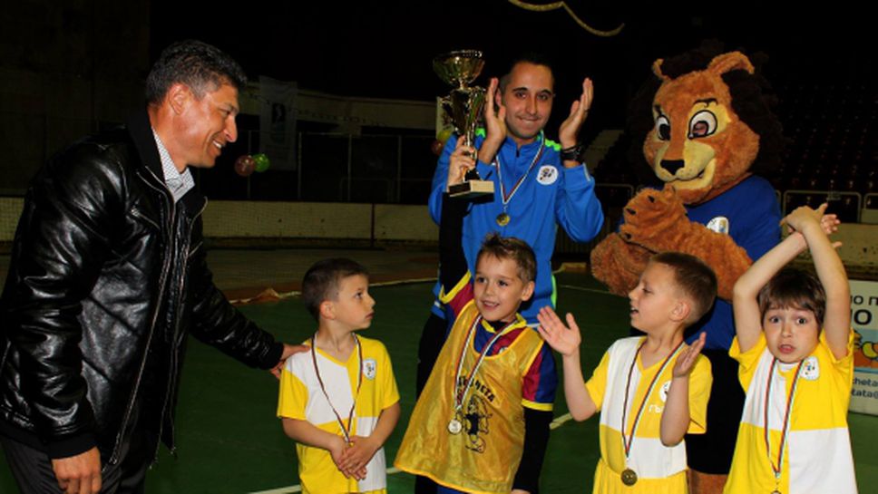 Балъков награди "Лъвчетата" и заяви: Тези деца са надеждата за нашия футбол