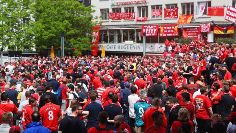 Червено море от фенове на Ливърпул в Базел (видео)