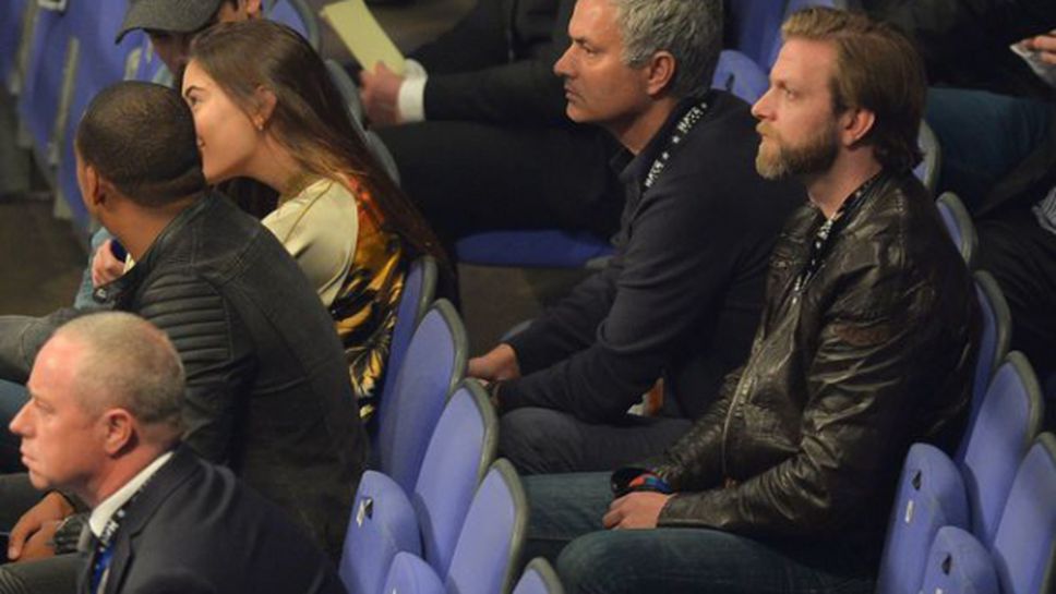 Моуриньо гледа бокс, докато Юнайтед печели ФА Къп