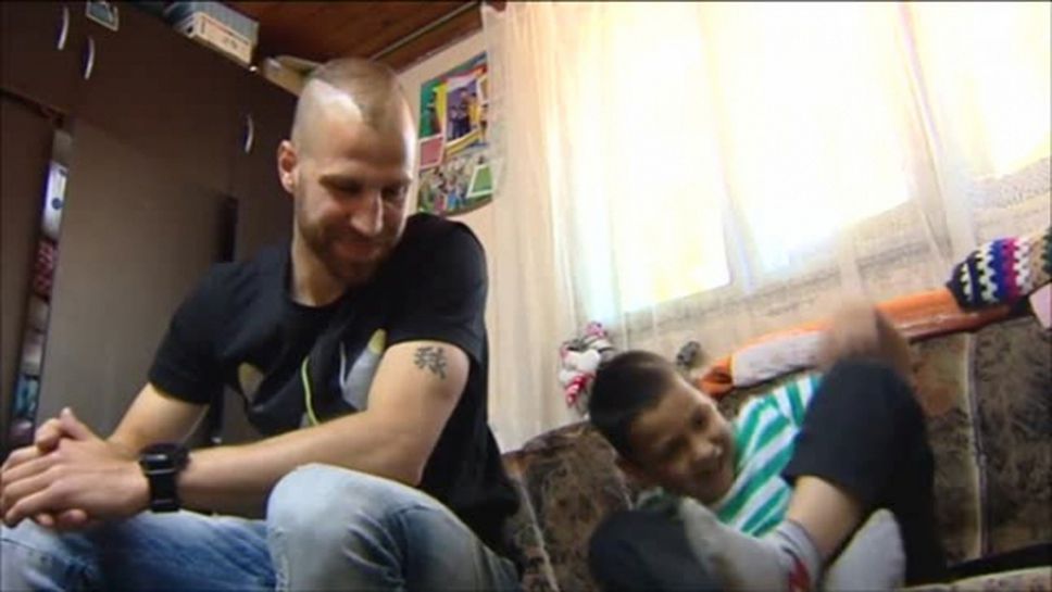 История за доброто: Защитник на ЦСКА помогна на 9-членно семейство в нужда (ВИДЕО)