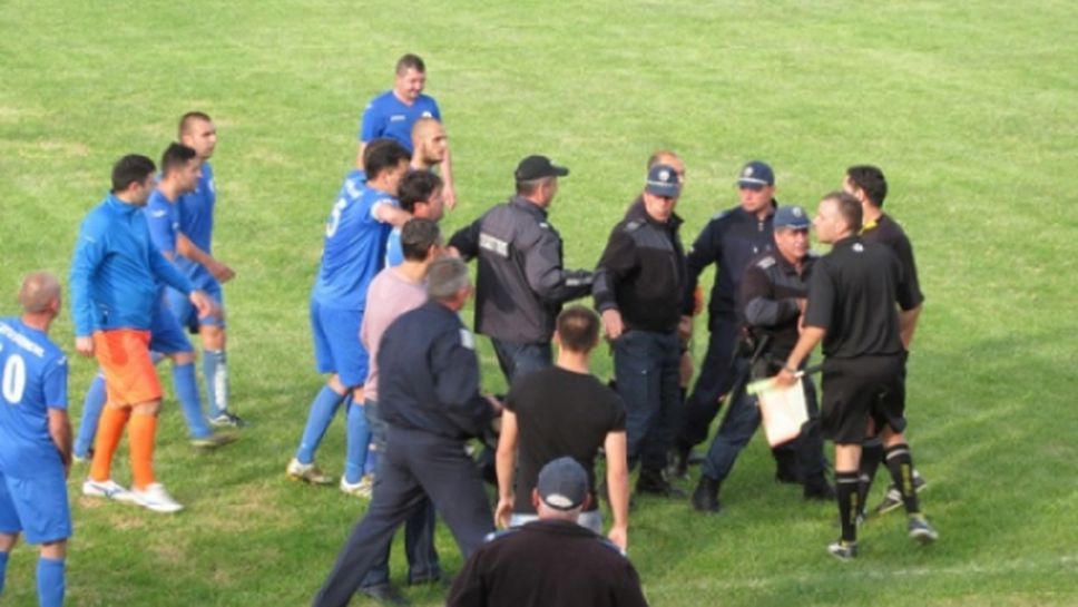 20 полицаи спасиха съдията след мача Марек и ФК Кюстендил (снимки)