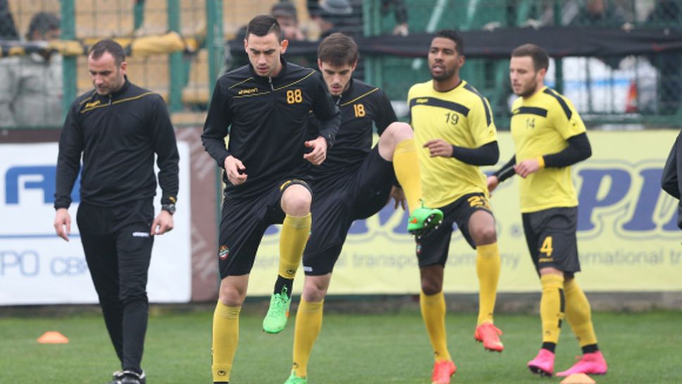 Трима футболисти ще започнат по-късно подготовка в Ботев (Пловдив)
