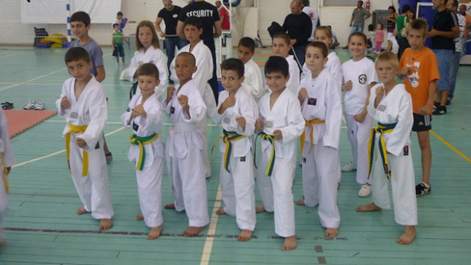 Кметът на Перник дари тренировъчни пособия на медалисти от ЕП по таекуондо