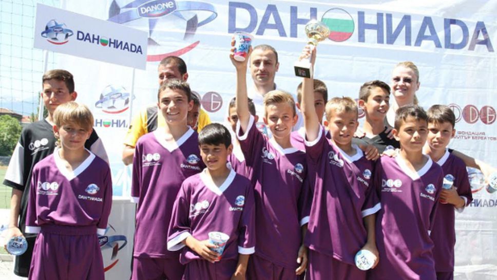 Бербатов връчи приза в "Данониада 2015" на децата от Ботев (Пловдив)