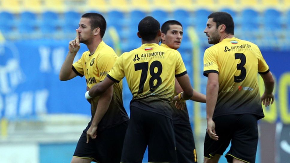 Миньор вкара седем на англичани, Христо Янев игра за перничани