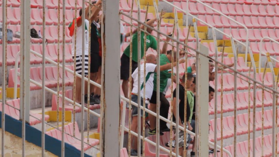 Българските фенове със селфита и снимки преди мача с Малта