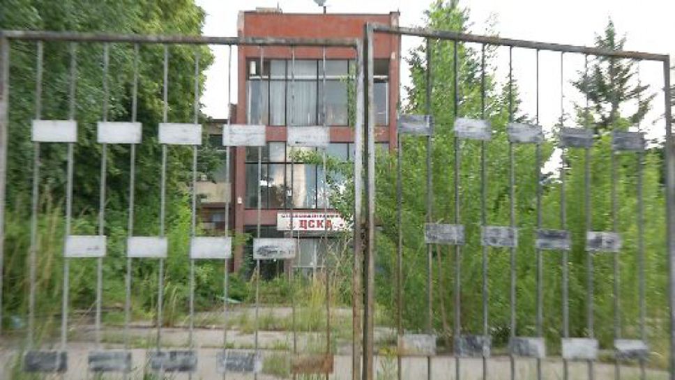 Пустеещата база на ЦСКА в Панчарево под ключ