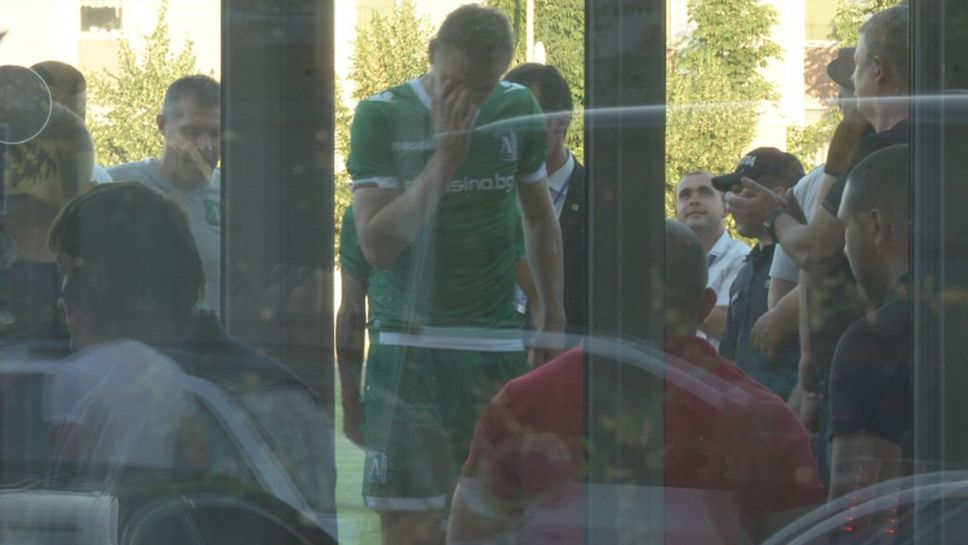 Сълзи в очите на Моци, футболистите на Лудогорец разстроени след загубата