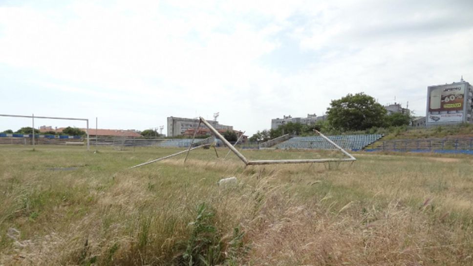 Стадион "Спартак" във Варна в ужасяващо състояние (снимки)