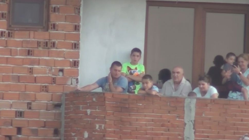 Запалянковци гледат "Битката за Пловдив" по балконите в Коматево