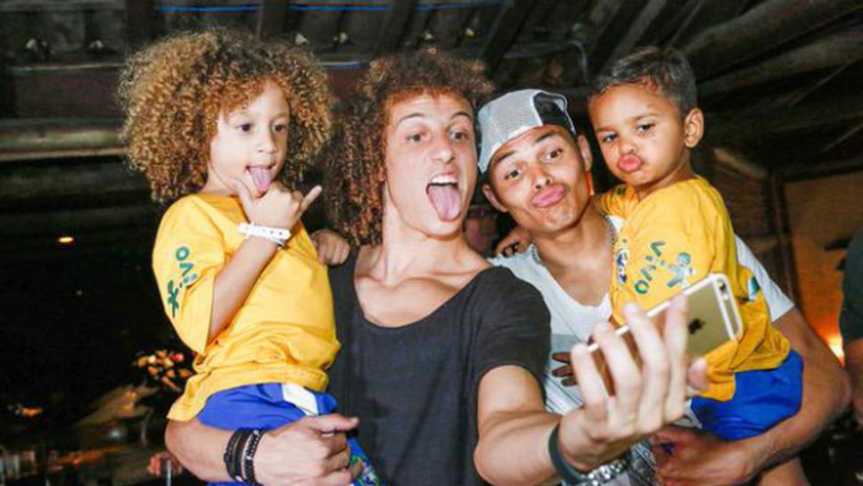 Давид Луис и Тиаго Силва се срещнаха с невръстните си двойници