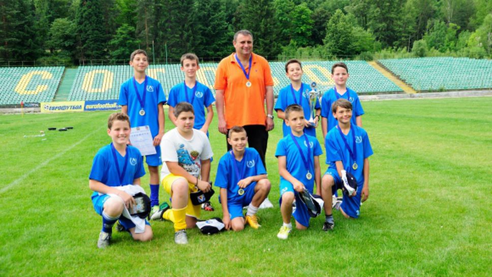 Привържениците на Левски организираха детски турнир в Кюстендил (галерия)
