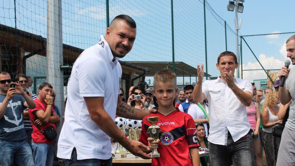 Валери Божинов награди шампионите на БАМФ Детска лига