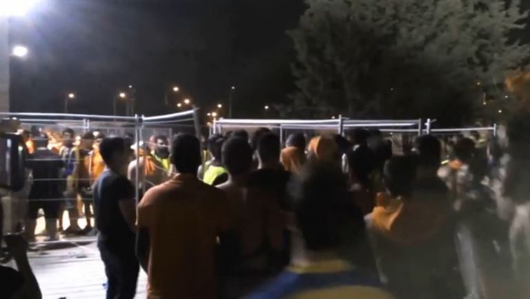 Феновете на Апоел счупиха оградите пред стадиона преди мача с Астана