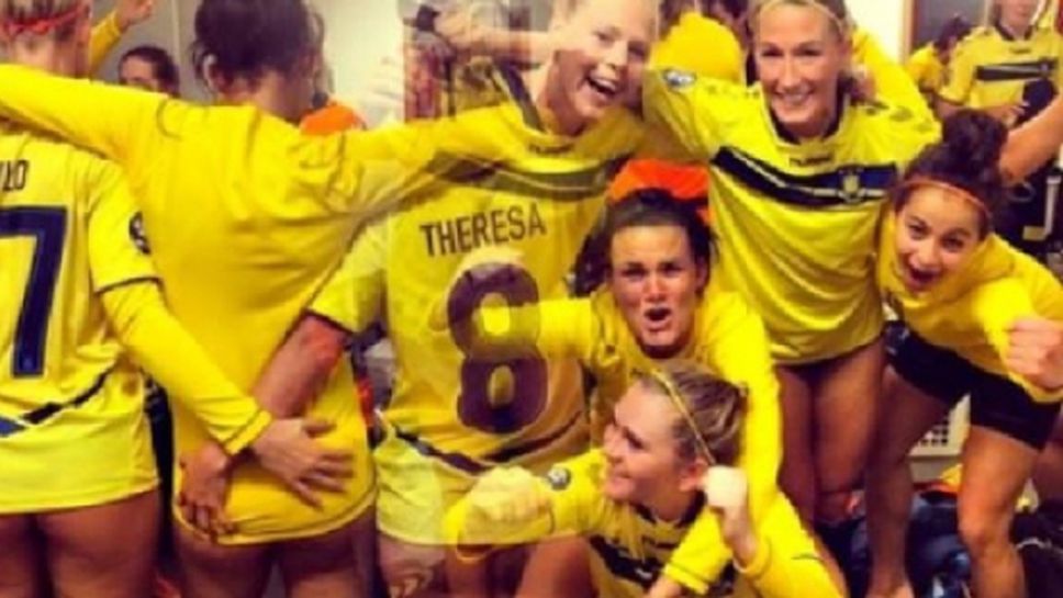 Футболистки празнуват титлата на Дания по голи задници (снимки)