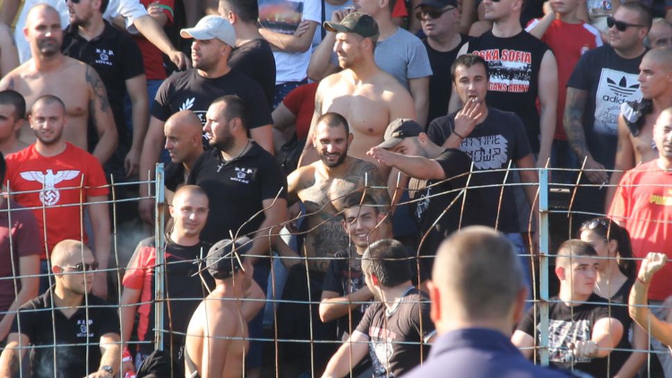Оградата  на стадиона в Пазарджик не издържа пред "червените" фенове