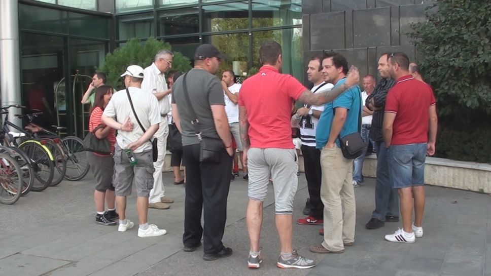 Около 30 привърженици на ЦСКА протестираха мирно пред Парламента