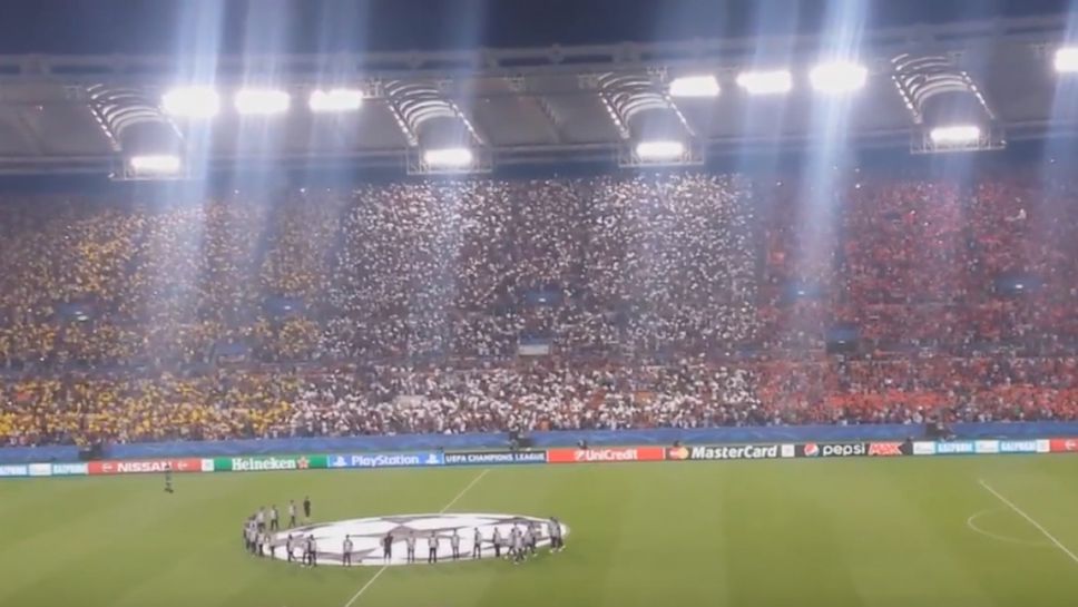 Химнът на Рома преди мача с Барселона