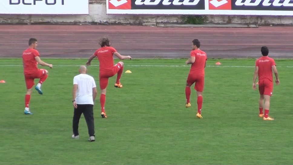 Цялата група на ЦСКА загрява за мача със София 2010