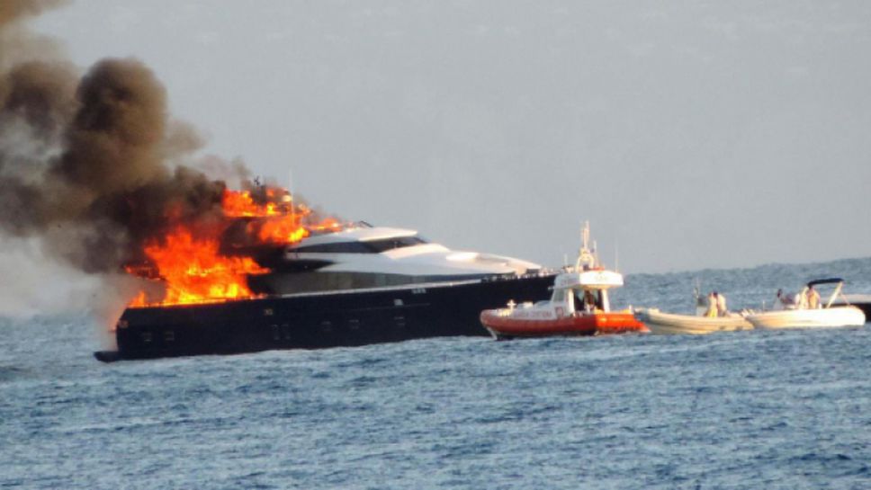 Босът на Наполи се спаси с хеликоптер от горяща яхта